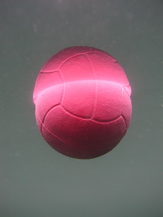 Ball im Wasser