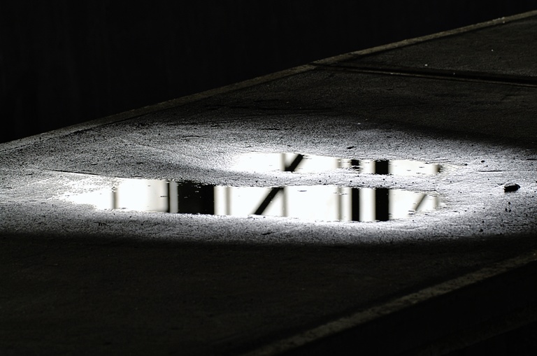 Spiegelung in Pfütze